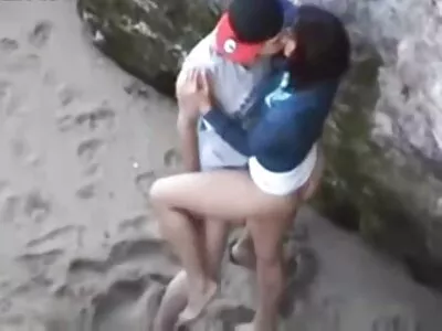 Tyttö menee vessaan, mutta velipuoli tulee ilmaisporno seksiä varten