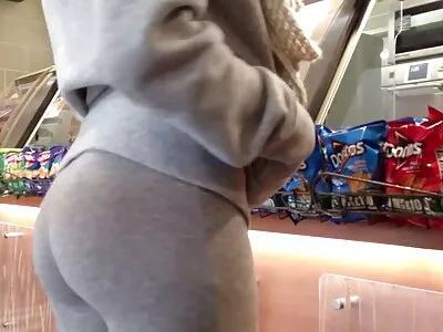Kaveri ilmaisia pornovideoita kuvailee sisarustaan ​​puhelimella samalla kun hän heiluttaa häntä