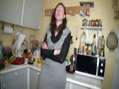 Ihana ruskeaverikkö tyttö on munaa hänen perse aikuisviihde videoita ja pillua