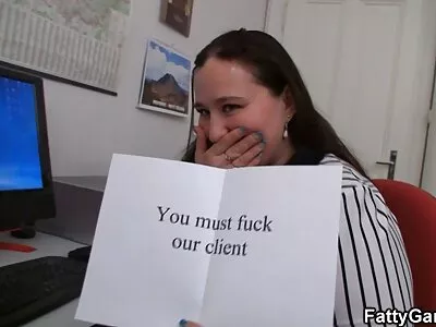 Iso aikuisviihde ilmaiset videot perse blondi analysoi tilavassa huoneessa täynnä graffitia