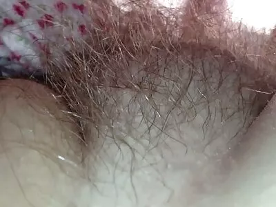 Upea povekas brunette saa ilmaisia seksi munaa kylpyhuoneeseen