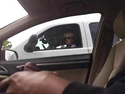 Suloinen teini -ikäinen amatööri yrittää erotiikka videot anaaliseksiä ensimmäistä kertaa