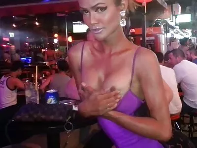 Lyhytkarvainen blondi tyttö kytkee intohimoisen ilmaista nettipornoa nastan