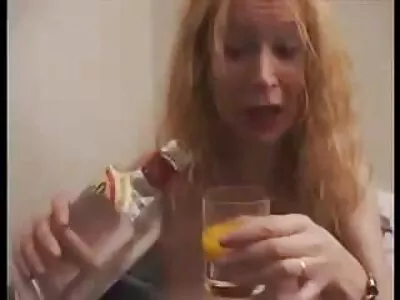 Tuhma yksityisvalmentaja kumartuu kuntosalilla asiakkaansa ilmaiset porno filmit puolesta