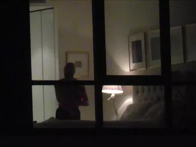 Innoissaan olevat tyttöystävät hiipivät ilmaista pornoa suihkuun saadakseen lesboasioita