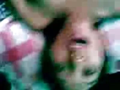 Mies ja GF ilmaisetporno eivät ymmärrä, mitä tapahtuu, kun toinen mies astuu hänen perseeseensä