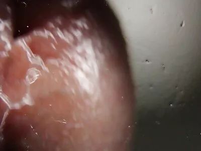 Musta kauneus ja kalju ori kietoutuvat alasti pilluvideo ruumiisiin uima -altaalla