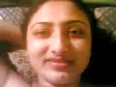Kaunis ilmaiset porno tyttö imee isoa hakkaa kaduilla