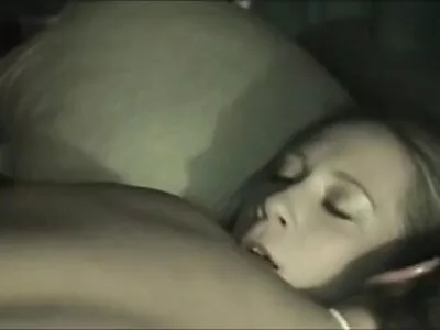 Depraved aasialainen hottie kahvat että pecker sohvalla ilmasta pornoo
