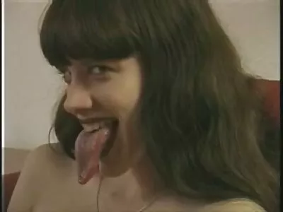 PAWG blondi kultaseni ratsastaa paksulla schlongilla ilmaisetpornovideot sohvalla