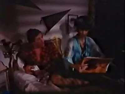 Upea brunette ilmaiset seksivideot kostaa aviomiehelle viettelevän ystävänsä