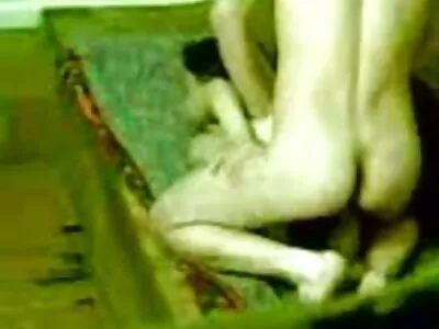 Ovela taidemaalari houkuttelee ilmaiset porno filmit asiakkaan intohimoiseen seksiin tikkaiden lähellä