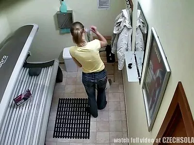 Vaalea puuma hyppää aktiivisesti poikapuolen pullistuman päälle makuuhuoneessa ilmaisetpornovideot