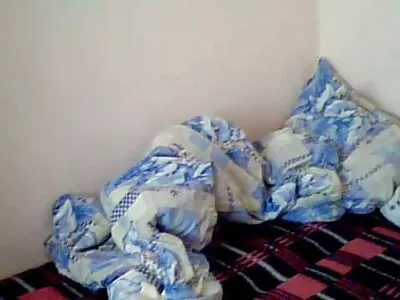 Chick haluaa saada kukko ilmaista porno emättimeen, mutta alkaa suihin