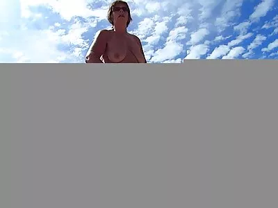 Alistuva ilmais seksi blondi hottie saa karkean kohtelun kolmikossa