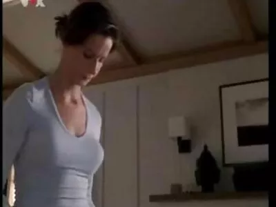 Avuton orjatyttö sidottu alasti ilmaisia eroottisia videoita jalkansa leveästi toisistaan