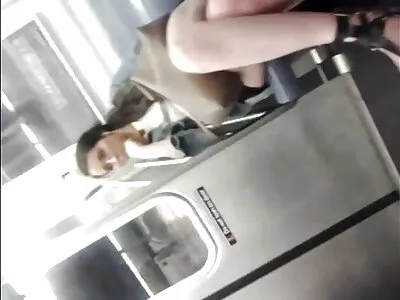Viehättävä blondi viettelee hänen velipuolensa ilmaisia nussimis videoita naida häntä
