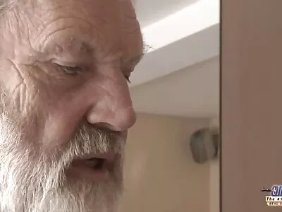 Tupakointi kuuma brunette teini saa kyytiä hänen poikaystävänsä ilmaista nettipornoa