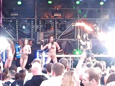 Punaiset vaatteet ja anaali ovat kaksi asiaa, joista Latina pitää niin aikuisviihdettä ilmaista paljon
