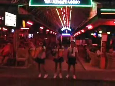 Kaksi ihanaa nuorta tyttöä testaa suullisia kotiporno videot taitojaan hänen massiivisella schlongillaan
