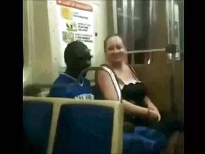 Tyttö tarkistaa seksivideot ilmaiset särkyvää velipuoli vitun taitoja sängyssä