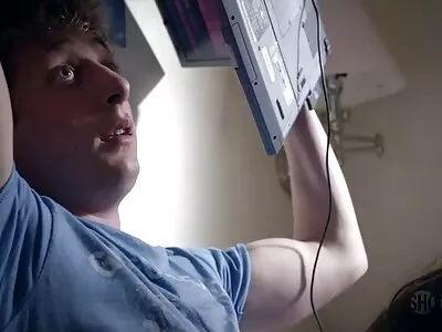 Kiinteistönvälittäjä antaa tupakoiville asiakkaille aikuisviihde ilmaiset videot munausta, jota hän halusi niin paljon