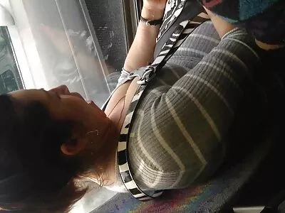 Kaksi ilmaista pornoo kiimaista lesboa harrastaa seksiä julkisessa wc: ssä