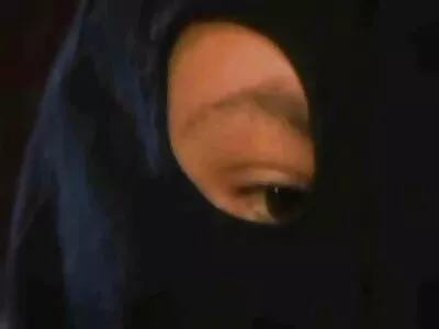 Kiimainen poliisin nainen törmää hyvin www ilmaista pornoa varustettuun vankiin